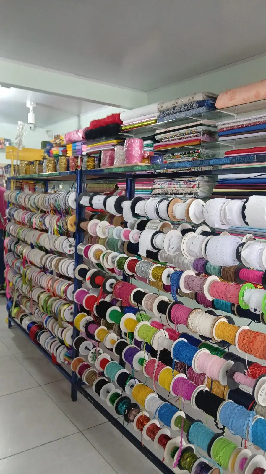 Hilos y lanas de colores